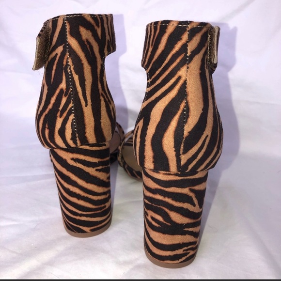 ⬇️💲”D” Tiger Print Block Heels  NWOT - Picture 4 of 10